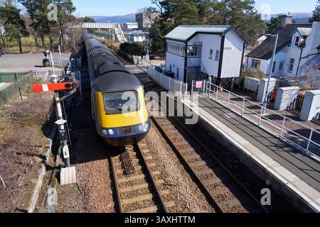 En début d'après-midi, le train diesel ScotRail Inter 7 City d'Inverness à Édimbourg entre dans la gare de Kingussie Banque D'Images