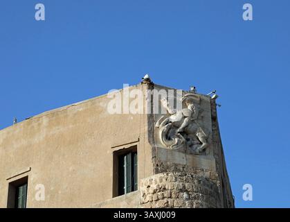 Sculpture des années 1920 de Saint Georges et du Dragon sur le Château Rouge à Tripoli en Libye Banque D'Images