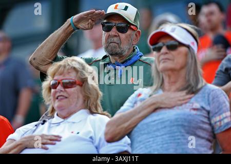 19 février 2017 - Coral Gables, FL, États-Unis - les fans montrent leur soutien pendant l'hymne national alors que l'équipe de baseball de l'Université de Miami a joué Rutgers le dimanche 19 février 2017 à Coral Gables, Floride (crédit image : © Patrick Farrell/TNS via ZUMA Wire) Banque D'Images
