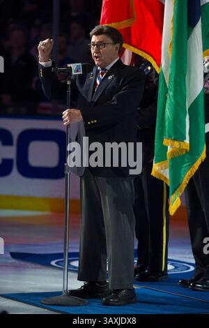 21 février 2017 : John Amirante chante l'hymne national avant le match entre les Rangers de New York et les Canadiens de Montréal au Madison Square Garden à Manhattan, New York. Crédit obligatoire : Kostas Lymperopoulos/CSM (crédit image : &copy ; Kostas Lymperopoulos/CSM via ZUMA Wire) Banque D'Images