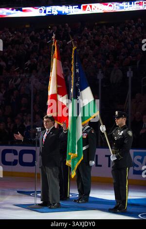 21 février 2017 : John Amirante chante l'hymne national avant le match entre les Rangers de New York et les Canadiens de Montréal au Madison Square Garden à Manhattan, New York. Crédit obligatoire : Kostas Lymperopoulos/CSM (crédit image : &copy ; Kostas Lymperopoulos/CSM via ZUMA Wire) Banque D'Images