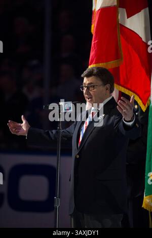 21 février 2017 : John Amirante chante l'hymne national avant le match entre les Rangers de New York et les Canadiens de Montréal au Madison Square Garden à Manhattan, New York. Crédit obligatoire : Kostas Lymperopoulos/CSM (crédit image : &copy ; Kostas Lymperopoulos/CSM via ZUMA Wire) Banque D'Images