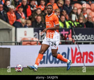 Blackpool, Royaume-Uni. 21 avril 2025. Odel Offiah de Blackpool rompt avec le ballon lors du match de Sky Bet League 1 Blackpool vs Wrexham à Bloomfield Road, Blackpool, Royaume-Uni, 21 avril 2025 (photo par Alfie Cosgrove/News images) à Blackpool, Royaume-Uni le 21/04/2025. (Photo par Alfie Cosgrove/News images/SIPA USA) crédit : SIPA USA/Alamy Live News Banque D'Images