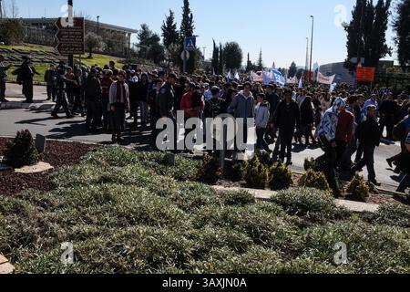30 janvier 2017 - Jérusalem, Israël - des centaines de colons de Cisjordanie et leurs partisans marchent vers la Knesset et manifestent dans la roseraie de Wohl contre l'évacuation d'Amona, un avant-poste israélien fondé en 1995 sur des terres palestiniennes privées. La haute Cour d'Israël a statué en 2006 qu'Amona était illégal et qu'il devrait être renvoyé sur ordonnance du tribunal avant la date limite du 8 février. Comme une leçon de la bataille juridique perdue pour Amona, le gouvernement de coalition de droite de Netanyahu peine à faire adopter un projet de loi controversé qui légaliserait quelque 4 000 logements en Cisjordanie construits sur le p Banque D'Images