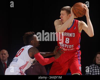 30 janvier 2017 - Newark, DE, États-Unis d'Amérique - L'attaquant de Grand Rapids Drive HENRY ELLENSON (8) tente de passer le ballon alors que RUSS SMITH (0) défend la garde des 87ers du Delaware dans la première moitié d'un match de saison régulière de la NBA d-League entre les 87ers du Delaware et les Grand Rapids Drive (pistons de Détroit) lundi 30 janvier 2017, au Bob Carpenter Sports Convocation Center à Newark, DEL (crédit image : © Saquan Stimpson via ZUMA Wire) Banque D'Images