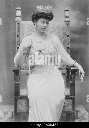 10 novembre 2016 - Sophie de Prusse (1870-1932), Reine consort de Grèce (1913-17, 1920-22), Portrait portant une Tiara et des bijoux, bain News Service, juin 1913 (crédit image : © Circa images/Glasshouse via ZUMA Wire) Banque D'Images