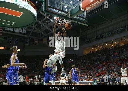 25 février 2017 - Coral Gables, FL, USA - Kamari Murphy de Miami dunk lors de la première mi-temps contre Duke au Watsco Center de Coral Gables, Floride, le samedi 25 février 2017. (Crédit image : © David Santiago/TNS via ZUMA Wire) Banque D'Images