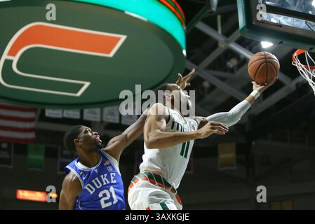 25 février 2017 - Coral Gables, FL, USA - Bruce Brown de Miami passe au panier devant Amile Jefferson (21 ans) de Duke lors de la première mi-temps au Watsco Center de Coral Gables, Floride, le samedi 25 février 2017. (Crédit image : © David Santiago/TNS via ZUMA Wire) Banque D'Images