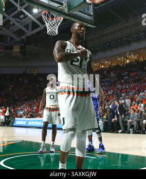 25 février 2017 - Coral Gables, FL, USA - Kamari Murphy de Miami réagit après avoir bloqué un tir contre Duke lors de la deuxième mi-temps au Watsco Center de Coral Gables, Floride, le samedi 25 février 2017. Miami a gagné, 55-50. (Crédit image : © David Santiago/TNS via ZUMA Wire) Banque D'Images