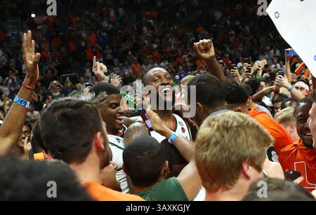 25 février 2017 - Coral Gables, FL, États-Unis - joueurs des Miami Hurricanes Anthony Lawrence, Jr., à gauche, et Kamari Murphy, à droite, célébrez une victoire de 55-50 contre Duke au Watsco Center à Coral Gables, en Floride, le samedi 25 février 2017. (Crédit image : © David Santiago/TNS via ZUMA Wire) Banque D'Images
