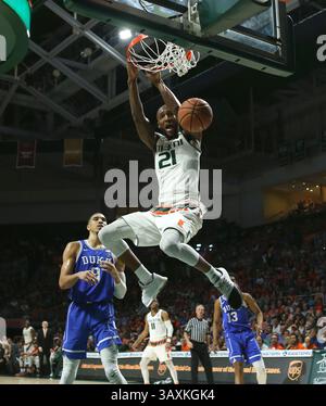 25 février 2017 - Coral Gables, FL, USA - Kamari Murphy de Miami dunk lors de la première mi-temps contre Duke au Watsco Center de Coral Gables, Floride, le samedi 25 février 2017. (Crédit image : © David Santiago/TNS via ZUMA Wire) Banque D'Images