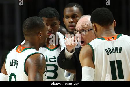 25 février 2017 - Coral Gables, FL, USA - L'entraîneur-chef de Miami Jim Larranaga donne des instructions à son équipe lors de la deuxième mi-temps contre Duke au Watsco Center de Coral Gables, Floride, le samedi 25 février 2017. Miami a gagné, 55-50. (Crédit image : © David Santiago/TNS via ZUMA Wire) Banque D'Images
