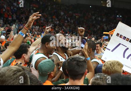 25 février 2017 - Coral Gables, FL, États-Unis - les joueurs des Miami Hurricanes célèbrent leur victoire de 55-50 contre Duke au Watsco Center de Coral Gables, Floride, le samedi 25 février 2017. (Crédit image : © David Santiago/TNS via ZUMA Wire) Banque D'Images