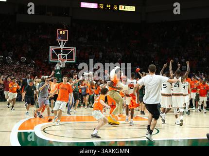 25 février 2017 - Coral Gables, FL, États-Unis - les joueurs des Miami Hurricanes célèbrent leur victoire de 55-50 contre Duke au Watsco Center de Coral Gables, Floride, le samedi 25 février 2017. (Crédit image : © David Santiago/TNS via ZUMA Wire) Banque D'Images