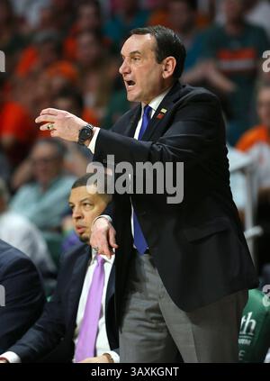 25 février 2017 - Coral Gables, FL, USA - L'entraîneur-chef de Duke Mike Krzyzewski donne des instructions à son équipe lors de la deuxième mi-temps contre Miami au Watsco Center à Coral Gables, Floride, le samedi 25 février 2017. Miami a gagné, 55-50. (Crédit image : © David Santiago/TNS via ZUMA Wire) Banque D'Images