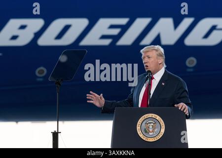 23 février 2017 - North Charleston, SC, États-Unis d'Amérique - le président américain Donald Trump s'adresse aux employés lors du lancement du nouveau Boeing 787-10 Dreamliner à l'usine Boeing le 17 février 2016 à North Charleston, SC. La visite intervient deux jours après que les travailleurs de l’usine de Caroline du Sud ont voté pour rejeter la représentation syndicale dans un État où Trump a gagné très facilement. (Crédit image : © Richard Ellis via ZUMA Wire) Banque D'Images
