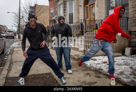 25 mars 2015 - Chicago, Illinois, États-Unis - Darrick THOMPSON, 20 ans, JAMAL RODGERS, 19 ans, et EQUNNE KING, 18, lancer des boules de neige sur des amis dans le bloc 2800 de West Warren Boulevard le mercredi 25 mars 2015 dans le quartier d'East Garfield Park le lendemain de la mort d'Anthony Hayes, 27 ans, à proximité. (Crédit image : © Brian Cassella/TNS via ZUMA Wire) Banque D'Images