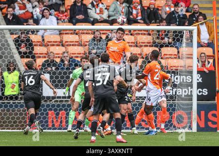 Blackpool, Royaume-Uni. 21 avril 2025. Elkan Baggott de Blackpool se dégage lors du match de Sky Bet League 1 Blackpool vs Wrexham à Bloomfield Road, Blackpool, Royaume-Uni, 21 avril 2025 (photo par Alfie Cosgrove/News images) à Blackpool, Royaume-Uni le 21/04/2025. (Photo par Alfie Cosgrove/News images/SIPA USA) crédit : SIPA USA/Alamy Live News Banque D'Images