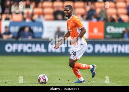 Blackpool, Royaume-Uni. 21 avril 2025. Odel Offiah de Blackpool en action lors du match de Sky Bet League 1 Blackpool vs Wrexham à Bloomfield Road, Blackpool, Royaume-Uni, 21 avril 2025 (photo par Alfie Cosgrove/News images) à Blackpool, Royaume-Uni le 21/04/2025. (Photo par Alfie Cosgrove/News images/SIPA USA) crédit : SIPA USA/Alamy Live News Banque D'Images