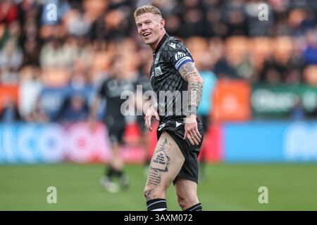 Blackpool, Royaume-Uni. 21 avril 2025. James McClean de Wrexham montre son tatouage aux fans de Blackpool lors du match de Sky Bet League 1 Blackpool vs Wrexham à Bloomfield Road, Blackpool, Royaume-Uni, 21 avril 2025 (photo par Alfie Cosgrove/News images) à Blackpool, Royaume-Uni le 21/04/2025. (Photo par Alfie Cosgrove/News images/SIPA USA) crédit : SIPA USA/Alamy Live News Banque D'Images