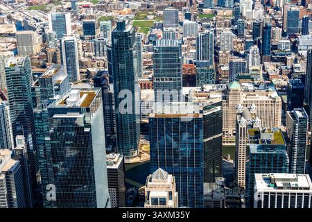 Chicago, États-Unis - 14 avril 2025 : vue aérienne montrant l'impressionnant paysage urbain du centre-ville de Chicago, avec de nombreux gratte-ciel dominant la ligne d'horizon Banque D'Images