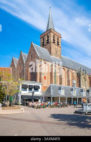 Les gens apprécient le temps ensoleillé du printemps sur une terrasse en face de l'église de George (néerlandais : Sint-Joriskerk) dans la vieille ville d'Amersfoort, pays-Bas. Banque D'Images