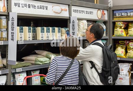 Séoul, Corée du Sud. 21 avril 2025. Les touristes japonais regardent le riz sud-coréen à l'intérieur de Lotte Mart près de la gare de Séoul. La Corée du Sud exportera 22 tonnes de riz au Japon, la plus importante expédition depuis 35 ans, car la hausse des prix des céréales et les mauvaises récoltes font grimper la demande dans le pays voisin. Crédit : SOPA images Limited/Alamy Live News Banque D'Images