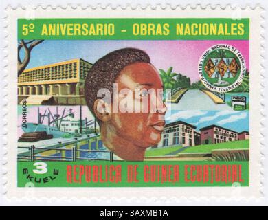 GUINÉE ÉQUATORIALE - 1979 : timbre-poste à 3 bipkwele représentant le portrait du président à vie Francisco Macías Nguema, port, palais, banque et pont. Indépendance nationale, 5e anniversaire Banque D'Images