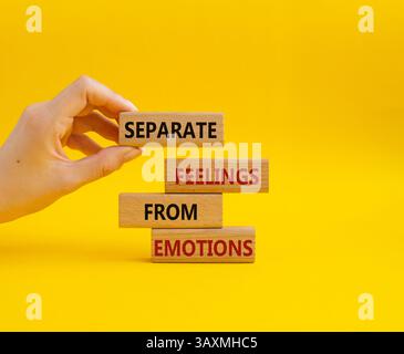 Symboles des sentiments et des émotions. Le mot concept sépare les sentiments des émotions sur des blocs de bois. Beau fond jaune. Docteur Hand. Psychologie et Banque D'Images