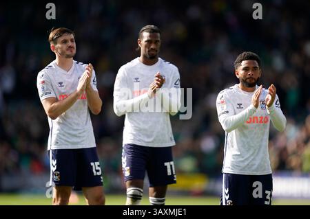 Liam Kitching de Coventry City (à gauche), Haji Wright (au centre) et Jay Dasilva (à droite) saluent la foule lors du dernier coup de sifflet après le match du Sky Bet Championship à Home Park, Plymouth. Date de la photo : lundi 21 avril 2025. Banque D'Images