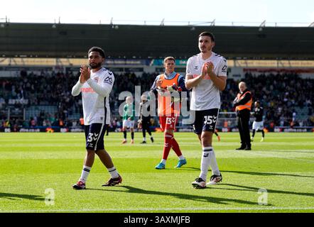 Liam Kitching de Coventry City (à gauche) et Jay Dasilva (à droite) reconnaissent la foule lors du dernier coup de sifflet après le match du Sky Bet Championship à Home Park, Plymouth. Date de la photo : lundi 21 avril 2025. Banque D'Images
