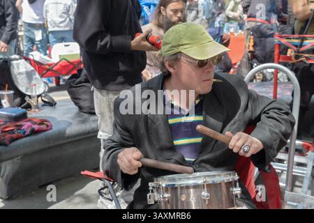 Au pot Smoke-In the Village de 420 à Washington Square Park à New York, un homme joue de la batterie tout en fumant un joint. À Manhattan, New York. Banque D'Images
