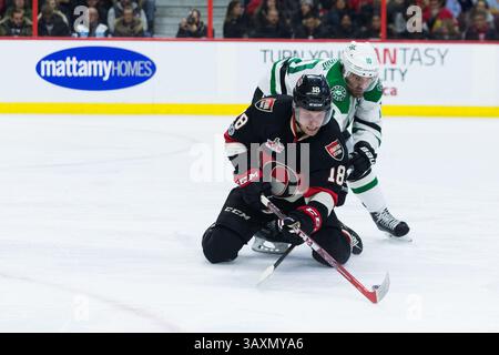 9 février 2017 : les sénateurs d’Ottawa Ryan Dzingel (18 ans) et Patrick Sharp (10 ans) s’affrontent pour la rondelle lors du match de la LNH entre les Stars de Dallas et les sénateurs d’Ottawa au Centre Canadian Tire à Ottawa, Ontario, Canada. Les sénateurs d’Ottawa ont gagné le match par un score de 3-2. Daniel Lea/CSM(image de crédit : &copy ; Daniel Lea/CSM via ZUMA Wire) Banque D'Images