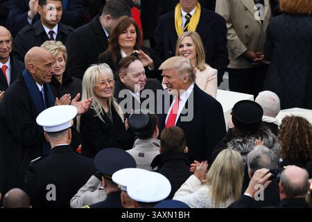 20 janvier 2017 - Washington, DC, États-Unis d'Amérique - le président élu Donald Trump salue le magnat américain des casinos Sheldon Adelson à son arrivée à la cérémonie inaugurale pour devenir le 45e président sur Capitol Hill le 20 janvier 2017 à Washington, DC. (Crédit image : © Richard Ellis via ZUMA Wire) Banque D'Images