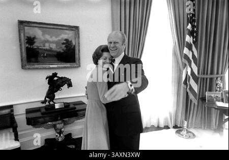 6 décembre 1974 - Washington, DC, États-Unis d'Amérique - U. Le président Gerald Ford embrasse la première dame Betty Ford dans le bureau ovale 6 décembre 1974 à Washington, DC. (Crédit image : © David Hume Kennerly/Planet Pix via ZUMA Wire) Banque D'Images