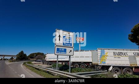 Panneaux indiquant les directions pour Séville, Grenade, Malaga, Cordoue et Antequera près d'une autoroute en Andalousie, Espagne - SÉVILLE, ESPAGNE - 25 MARS 20 Banque D'Images