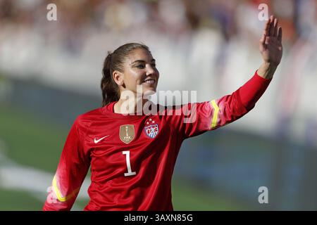30 août 2016 - File - la National Women's Soccer League annonce que HOPE SOLO a obtenu un congé personnel avant que l'équipe ne s'affronte contre les Thorns de Portland samedi soir. Aucune date de retour pour le gardien de but n'a été divulguée. L'annonce intervient quelques jours après que Solo a été suspendu pour six mois de l'organisation américaine de football pour conduite « contraire aux principes de l'organisation ». Photo : Oct. 25, 2015 - Orlando, Floirda, U. S - gardien de but américain Hope Solo (1) fait des vagues à la foule après un match de football entre l'équipe nationale féminine des États-Unis et le Brésil au Orlando Citrus Bowl en OR Banque D'Images