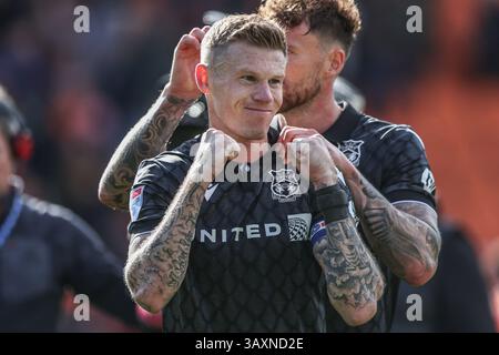 Blackpool, Royaume-Uni. 21 avril 2025. James McClean de Wrexham célèbre la victoire lors du match de Sky Bet League 1 Blackpool vs Wrexham à Bloomfield Road, Blackpool, Royaume-Uni, le 21 avril 2025 (photo par Alfie Cosgrove/News images) à Blackpool, Royaume-Uni le 21/04/2025. (Photo par Alfie Cosgrove/News images/SIPA USA) crédit : SIPA USA/Alamy Live News Banque D'Images