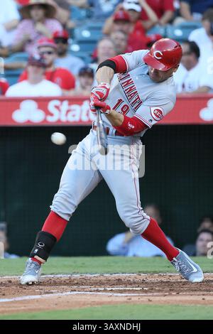 31 août 2016 : Joey Votto, premier joueur de base des Cincinnati Reds, #19 singles à droite dans le match entre les Cincinnati Reds et les Los Angeles Angels of Anaheim, Angel Stadium à Anaheim, CA, photographe : Peter Joneleit(Credit image : &copy ; Peter Joneleit/Cal Sport Media/Cal Sport Media via ZUMA Wire) Banque D'Images