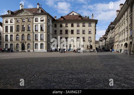 Berne, Suisse - 2 octobre 2024 : place de la Minster - Munsterplatz dans la vieille ville médiévale de Berne. Banque D'Images