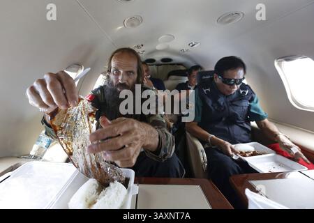 18 septembre 2016 - Jolo, Sulu, Philippines - otage norvégien Kjartan Sekkingstad, à gauche, et le fonctionnaire philippin Jesus Dureza lors d'un vol à bord d'un jet privé suite à sa libération de captivité le 18 septembre 2016 à Jolo, Sulu, Philippines. Sekkingstad a été retenu en otage pendant un an par le groupe terroriste Abu Sayyaf dans les îles isolées de Jolo, dans le sud des Philippines. (Crédit image : © Simon CELI/Planet Pix via ZUMA Wire) Banque D'Images