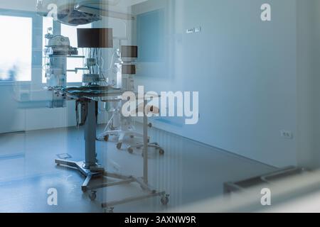 Vide salle vétérinaire stérile d'opération avec instruments chirurgicaux et table prête pour l'opération Banque D'Images