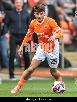Blackpool, Royaume-Uni. 21 avril 2025. Rob Apter de Blackpool rompt avec le ballon lors du match de Sky Bet League 1 Blackpool vs Wrexham à Bloomfield Road, Blackpool, Royaume-Uni, 21 avril 2025 (photo par Alfie Cosgrove/News images) à Blackpool, Royaume-Uni le 21/04/2025. (Photo par Alfie Cosgrove/News images/SIPA USA) crédit : SIPA USA/Alamy Live News Banque D'Images