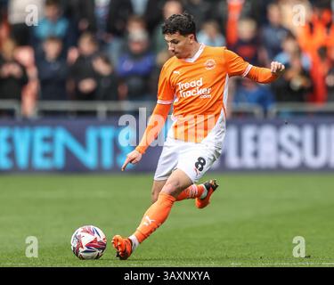 Blackpool, Royaume-Uni. 21 avril 2025. Albie Morgan de Blackpool passe la balle lors du match de Sky Bet League 1 Blackpool vs Wrexham à Bloomfield Road, Blackpool, Royaume-Uni, 21 avril 2025 (photo par Alfie Cosgrove/News images) à Blackpool, Royaume-Uni le 21/04/2025. (Photo par Alfie Cosgrove/News images/SIPA USA) crédit : SIPA USA/Alamy Live News Banque D'Images