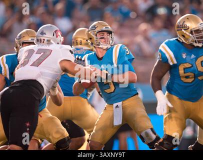 10 septembre 2016 Pasadena, CA...quarterback de l'UCLA (3) Josh Rosen est prêt à lancer une passe pendant le match entre les rebelles de l'UNLV contre les Bruins de l'UCLA le samedi 10 septembre 2016 au Rose Bowl à Pasadena, en Californie. UCLA a battu UNLV 42-21. (Crédit obligatoire : Juan Lainez / MarinMedia.org / Cal Sport Media) (photographe complet, et crédit requis)(crédit image : &copy ; Juan Lainez / Marinmedia. Org / C/Cal Sport Media via ZUMA Wire) Banque D'Images