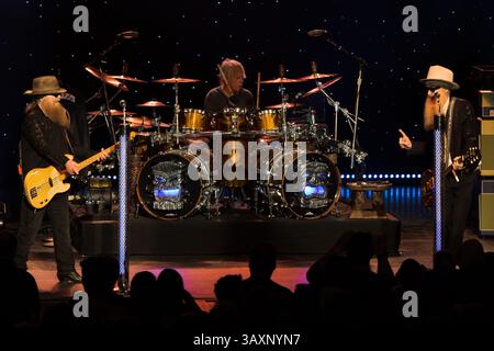 20 septembre 2016 - Kansas City, Missouri, États-Unis - les membres du groupe ZZ Top montrés de gauche à droite sont le bassiste/claviériste Dusty Hill, le batteur Frank Beard, et le chanteur/guitariste Billy Gibbons lors de leur performance au Starlight Theatre. (Crédit image : © Serena S.Y. Hsu via ZUMA Wire) Banque D'Images