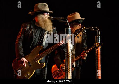 20 septembre 2016 - Kansas City, Missouri, États-Unis - le bassiste / claviériste Dusty Hill, à gauche, et le chanteur / guitariste Billy Gibbons lors de la performance de ZZ Top au Starlight Theatre. (Crédit image : © Serena S.Y. Hsu via ZUMA Wire) Banque D'Images