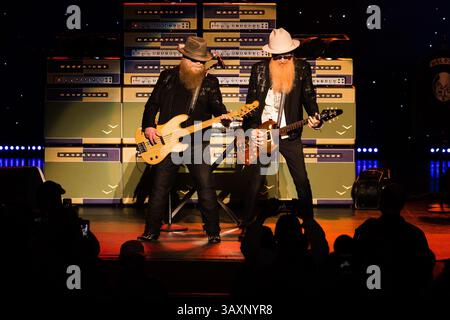 20 septembre 2016 - Kansas City, Missouri, États-Unis - les membres du groupe ZZ Top sont le bassiste/claviériste Dusty Hill (à gauche) et le chanteur/guitariste Billy Gibbons (à droite) lors de leur performance au Starlight Theatre. (Crédit image : © Serena S.Y. Hsu via ZUMA Wire) Banque D'Images