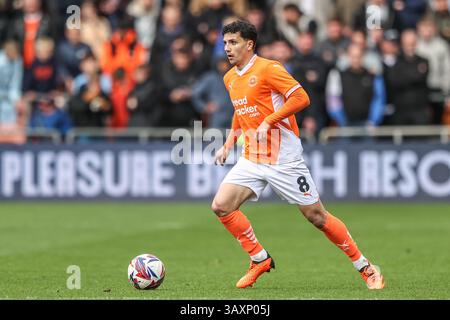 Blackpool, Royaume-Uni. 21 avril 2025. Albie Morgan de Blackpool avec le ballon lors du match de Sky Bet League 1 Blackpool vs Wrexham à Bloomfield Road, Blackpool, Royaume-Uni, 21 avril 2025 (photo par Alfie Cosgrove/News images) à Blackpool, Royaume-Uni le 21/04/2025. (Photo par Alfie Cosgrove/News images/SIPA USA) crédit : SIPA USA/Alamy Live News Banque D'Images