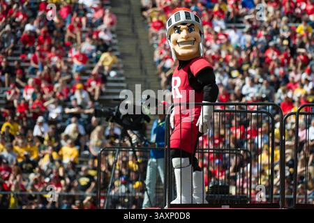 24 septembre 2016 : le colonel Rutgers, mascotte des Rutgers Scarlet Knights, regarde pendant le match entre les Hawkeyes de l'Iowa et les Rutgers Scarlet Knights au Highpoint solutions Stadium de Piscataway, NJ Les Hawkeyes de l'Iowa battent les Rutgers Scarlet Knights 14-7. Crédit obligatoire : Kostas Lymperopoulos/CSM, (crédit image : &copy ; Kostas Lymperopoulos/Cal Sport Media via ZUMA Wire) Banque D'Images